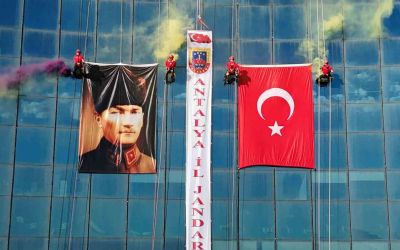Antalya’da JAK timi, halatla sarktıkları 64 metre yükseklikte Türk bayrağı açtı
