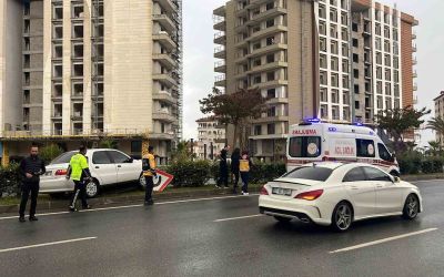Alanya’da kontrolden çıkan otomobil refüje çıktı
