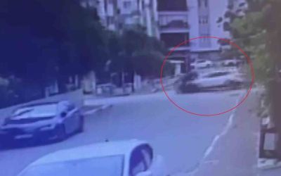 Antalya’da 2 polis memurunun yaralandığı kaza anı kameraya yansıdı
