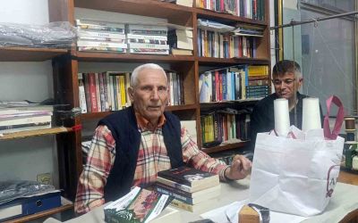 70 yıllık terzi iş yerini kütüphaneye çevirdi
