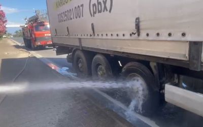 Tırın balatalarından çıkan dumana yangın tüpüyle müdahale etti
