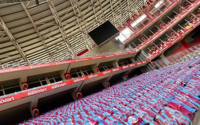Trabzon Büyükşehir Belediyesi, Antalya Stadyumu’nu bayraklarla donattı

