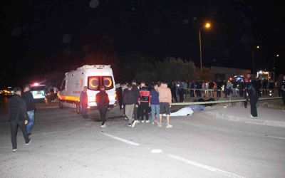 Çöp kamyonuyla çarpışan motosikletteki 2 genç hayatını kaybetti
