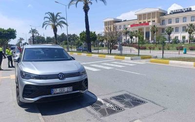 Yayalara yol veren otomobile motosiklet çarptı: 1 yaralı
