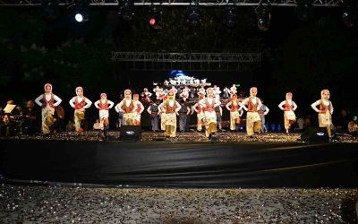 Konyaaltı İlkokulu’ndan renkli halk oyunları şenliği
