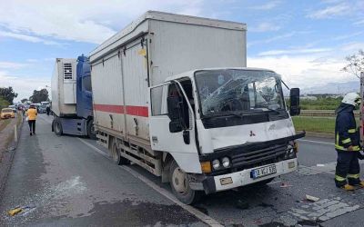 Kamyon, kırmızı ışıkta bekleyen tıra çarptı: 2 yaralı
