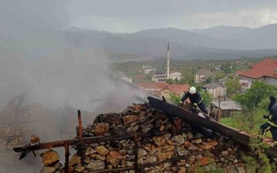 Antalya’da 110 yıllık düğmeli ev yangında küle döndü
