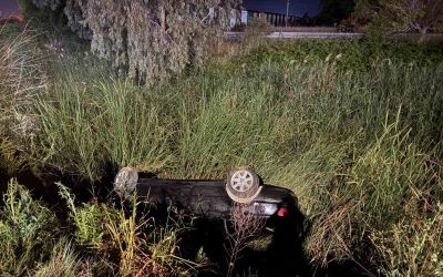 Lüks otomobil kanala uçtu, sürücü araçtan çıkıp olay yerinden ayrıldı
