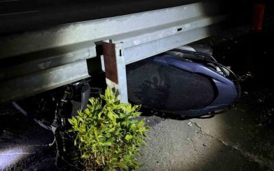 Mazgala takılan motosiklet bariyerlere çarptı: 1 ağır yaralı
