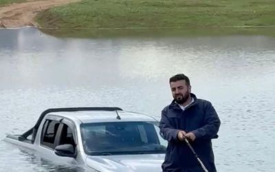 Göletten geçmek isterken aracıyla mahsur  kaldı, yardımına arkadaşları yetişti
