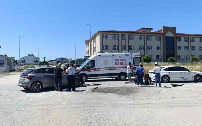 Kontrolsüz kavşakta çarpışan otomobillerin sürücüleri yaralandı
