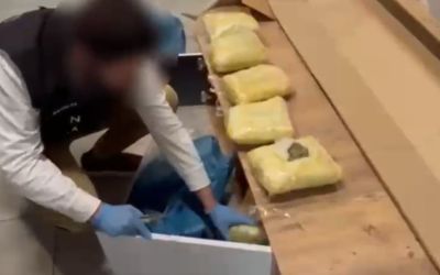 TV ünitesinde uyuşturucu gizleyip, kargoyla uyuşturucu sevkiyatına polis engeli
