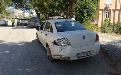 Otomobil, park halindeki araca çarptı: 1 yaralı
