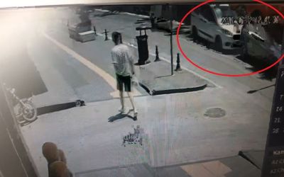 Hafif ticari araçlar çarpıştı, kaza anı kameraya yansıdı

