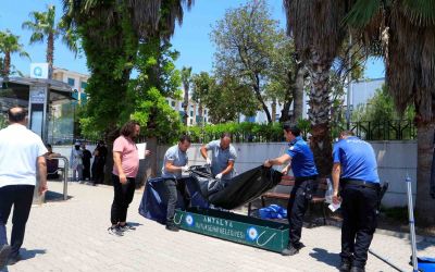 Otobüs durağındaki bankta ölü bulundu
