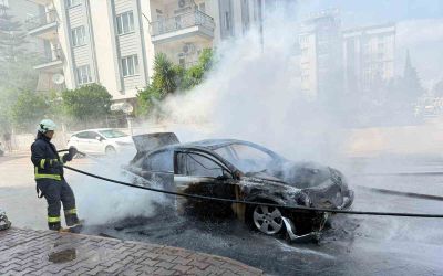 Otomobil saniyeler içinde alev topuna döndü, yangın tüpü ve hortumlar işe yaramadı
