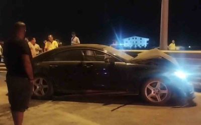 Alkollü sürücü bariyerlere çarptı, köprülü kavşak trafiğe kapandı

