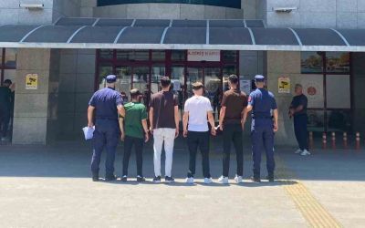 Irmaktaki teknenin kapısını kırıp içeride buldukları alkollerle alem yaptılar
