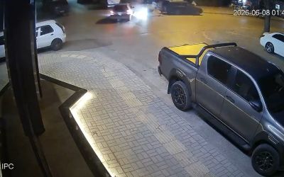 Otomobille çarpışan motosiklettekiler, metrelerce uçup park halindeki aracın bagajına çarptı
