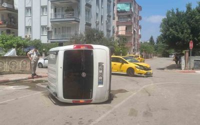 Taksi ile çarpışan hafif ticari araç yan yattı: Sürücünün burnu bile kanamadı
