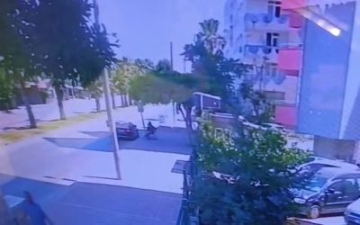 Genç kadını çocuğunun yanında hem dövdüler hem de videoya çektiler
