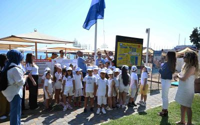 Kemer Belediyesi Halk Plajı’nda mavi bayrak göndere çekildi
