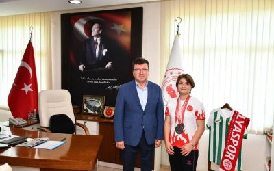 Bilek güreşinde dereceler elde eden Ayşe Büyükkaçar, ilçenin gururu oldu
