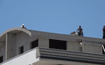 Alanya’da bunalıma girip çatıya çıkan şahsı polis ekipleri ikna etti
