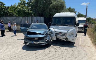 Antalya’da okul servisi otomobille çarpıştı: 7’si anaokulu öğrencisi 9 yaralı
