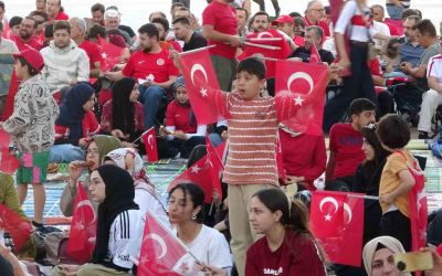 Milli maç heyecanını İHL bahçesinde dev ekranda izlediler
