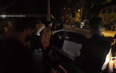 Antalya’da otomobiller kavşakta çarpıştı: 2 yaralı
