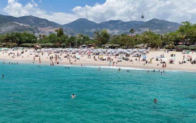 Alanya’da hava sıcaklığı 30 dereceyi gördü, turistler sahile koştu
