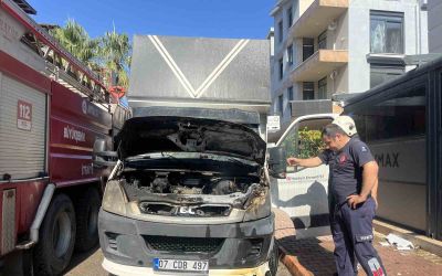Park halindeki nakliye kamyonunda motor yangını
