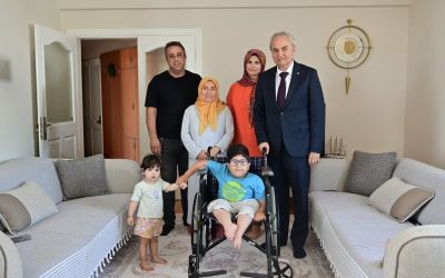 Doğuştan engelli Kerem’in karne mutluluğu tekerlekli sandalye ile taçlandı
