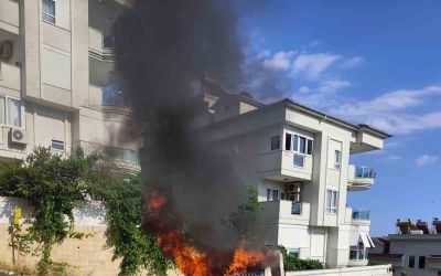 Alanya’da park halindeki kamyonette çıkan yangın söndürüldü
