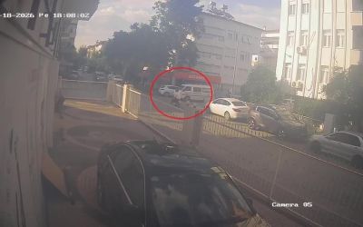 Kamyonetle çarpışan motosikletin sürücüsü kazayı kask sayesinde kazayı hafif sıyrıklarla atlattı
