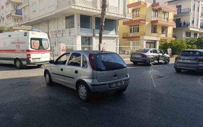 Otomobiller çarpıştı, kaza anı kameraya yansıdı
