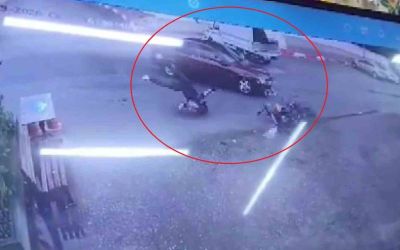 Motosikletlinin ölümden döndüğü kaza kamerada
