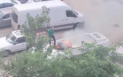 Park halindeki aracın tavanında çıkan yangına vatandaşlar müdahale etti
