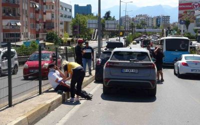 Üst geçitte 4 araç birbirine girdi: 1 yaralı
