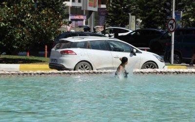 Antalya’da çocuklar süs havuzuna girerek serinledi
