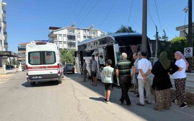 Direksiyon başında rahatsızlanan servis şoförünün kullandığı midibüs direğe çarptı

