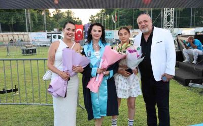 Kızının kanseri yendiği gün üniversiteden dereceyle mezun oldu
