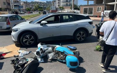 Çocuklarını okuldan almak için yola çıkan anne, motosikletiyle karıştığı kazada hayatını kaybetti

