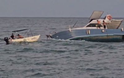 Teknede mahsur kalanları kurtarmak için giden balıkçı teknesi de arızalandı
