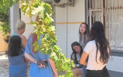 Yangını haber alınca koşarak geldi, vatandaşların apartmandan çıkardığı kızına sarıldı
