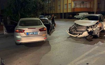 Manavgat’ta otomobiller çarpıştı: 4 yaralı
