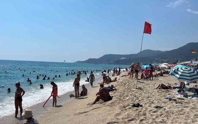 Alanya’da hava 32, deniz 26 dereceyi gördü, turistler sahillere akın etti
