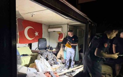 Direğe çarpan otomobilin motoru fırlayıp işçilerin kaldığı barakaya uçtu: 1 ağır yaralı
