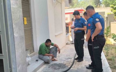 Annesine sinirlendi kendini eve kapatıp yakmaya çalıştı, mahallede korku ve öfke dolu anlar
